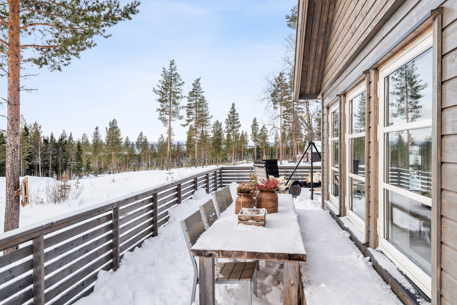 Gode solforhold på tomten og terrassen. Terrassen er orientert mot sør og vest så man kan nyte solen store deler av dagen her. Galleribilde