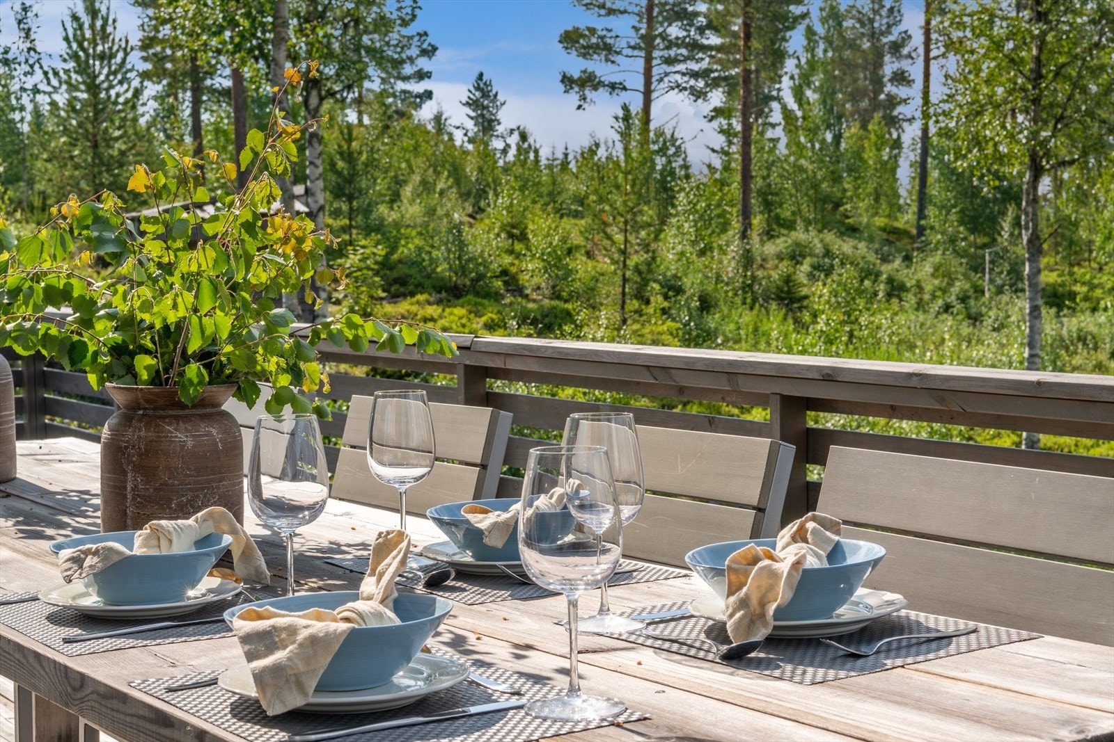 God plass til sittegruppe på terrassen. Galleribilde