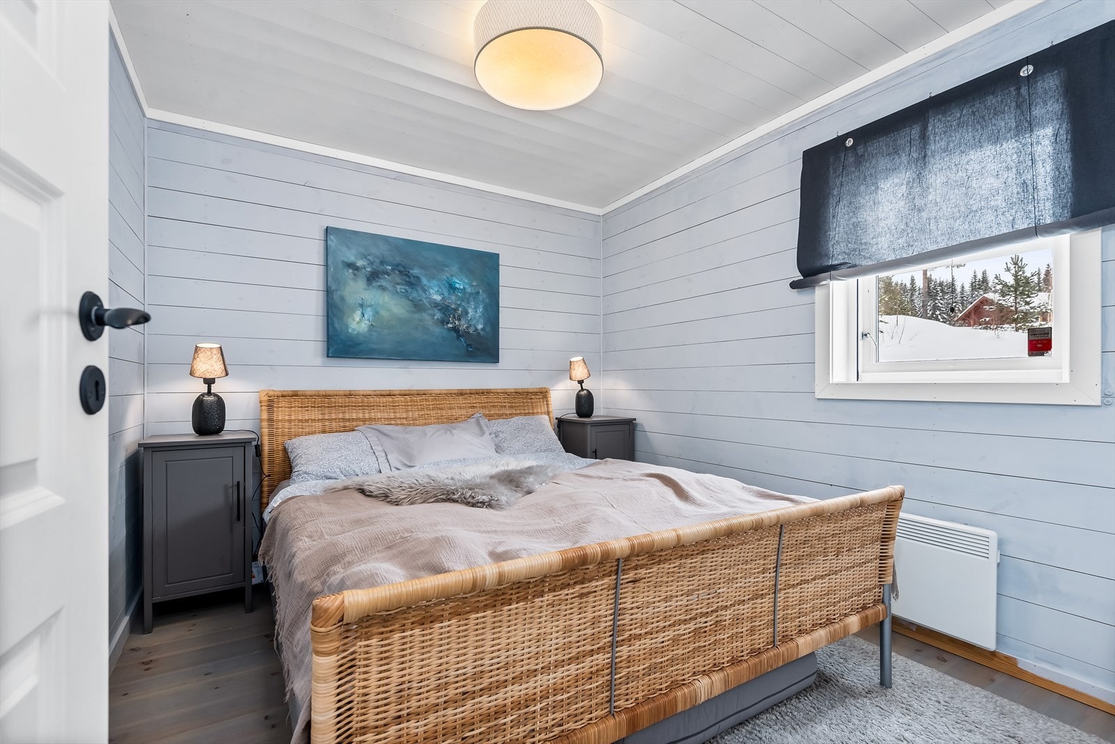 Soverom i 1. etasjen med 160cm seng. Panelovner på soverommene. Galleribilde