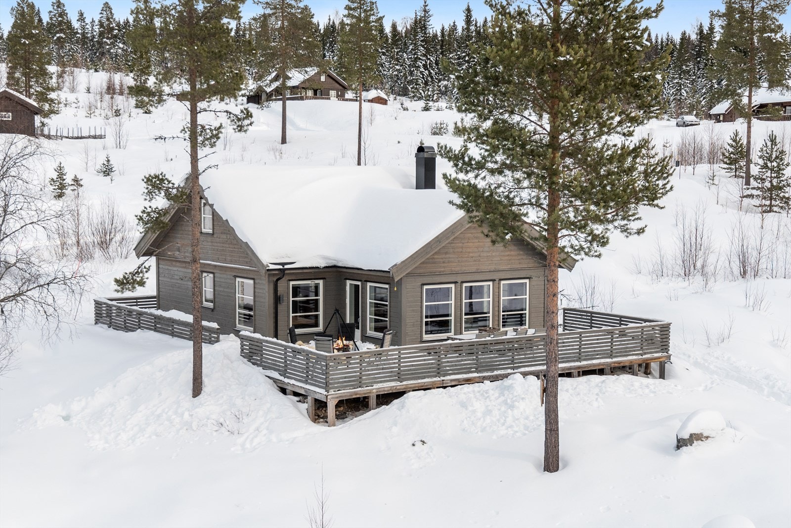 Flott hytte med gode solforhold og fine uteplasser. Galleribilde