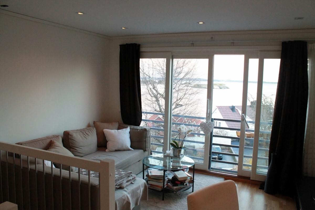 Sjøutsikt. Skyvedørsvinduer. Galleribilde