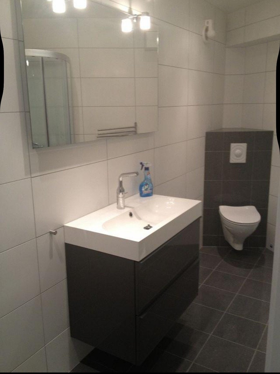 Bad med dusj og plass til vask/tørk Galleribilde