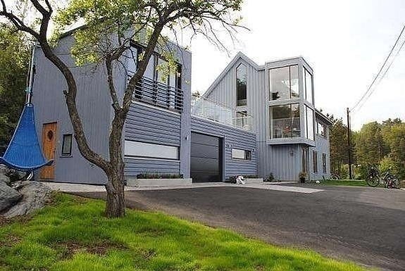 Annekset er venstre del av huset. Galleribilde