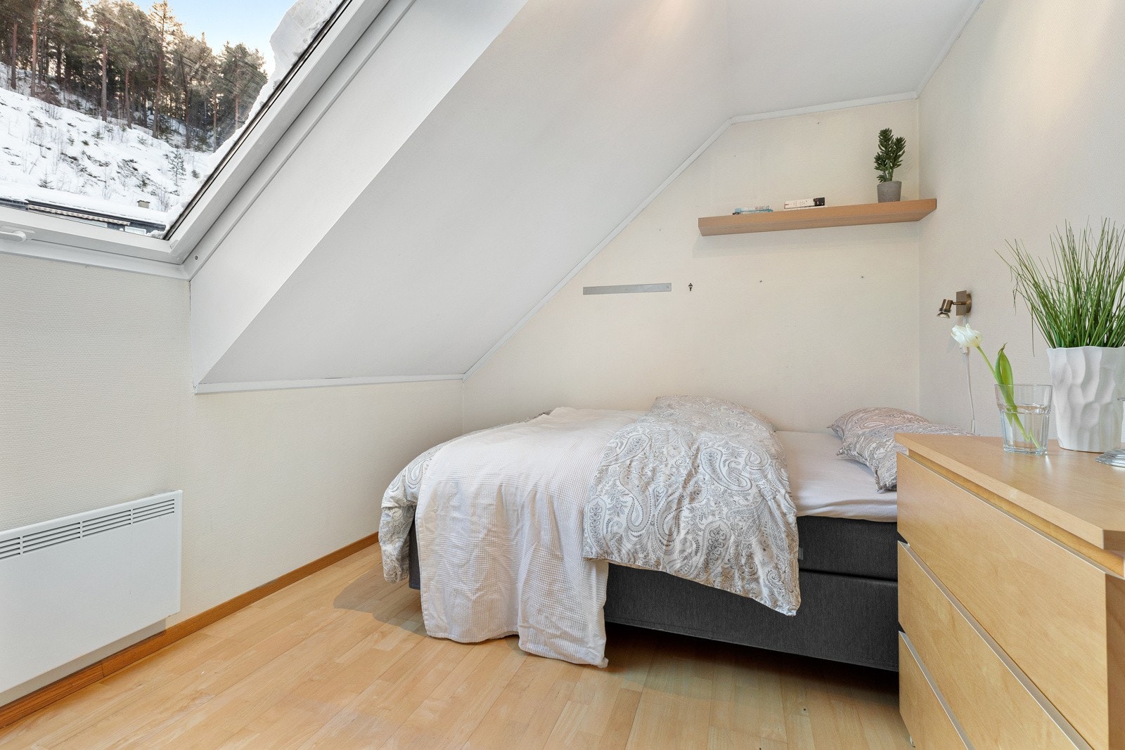 I boligens andre etasje er det to romslig soverom. Galleribilde