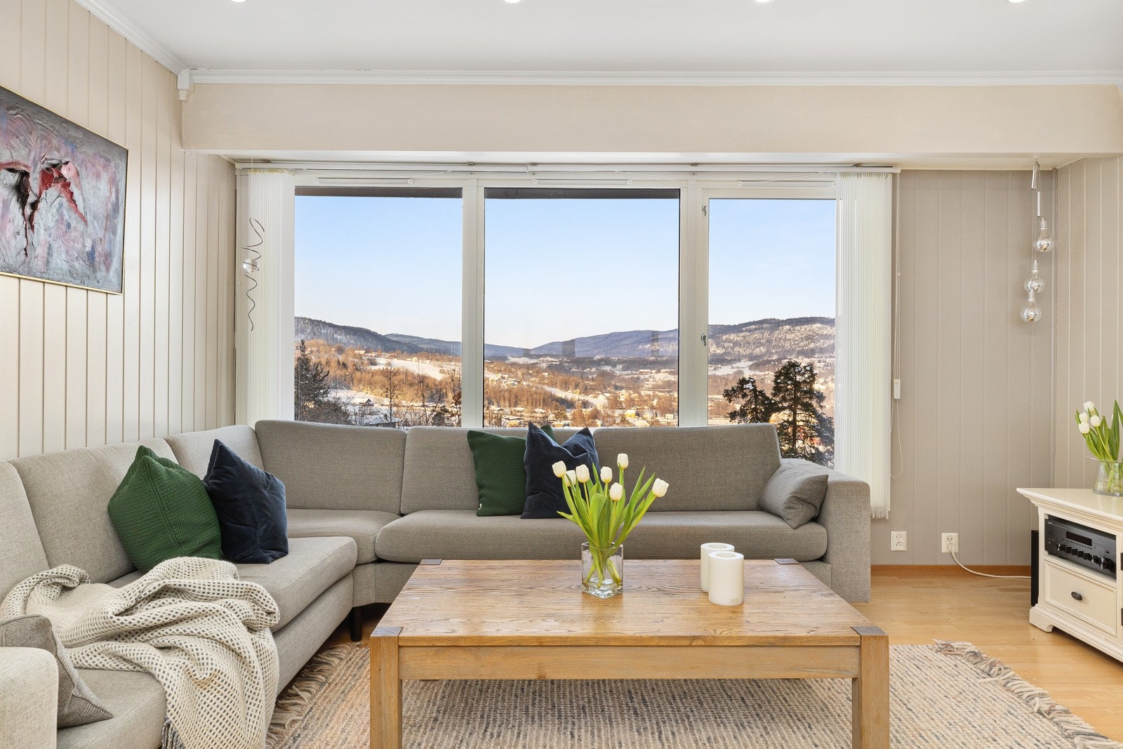 Store vindusflater slipper inn rikelig med dagslys. Galleribilde