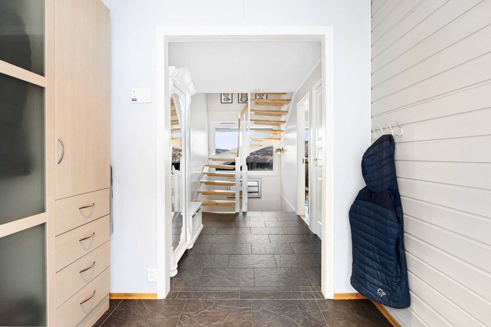 Gangen er innredet med et stort garderobeskap som har rikelig med oppbevaringsplass. Galleribilde