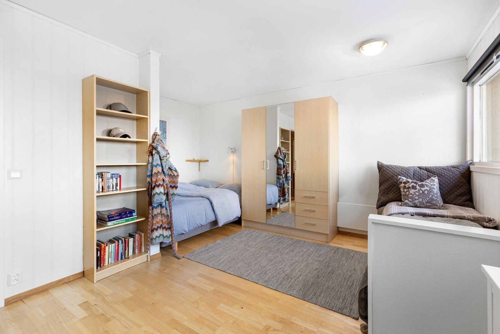 Her er det god plass til stor dobbeltseng, kommode og skrivebord. Galleribilde