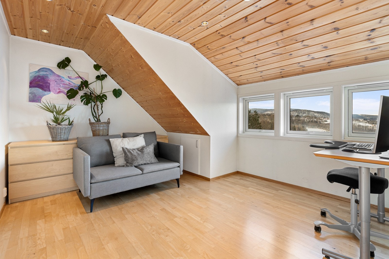 Stuen i andre etasje er romslig og lys med gode møbleringsmuligheter. Galleribilde