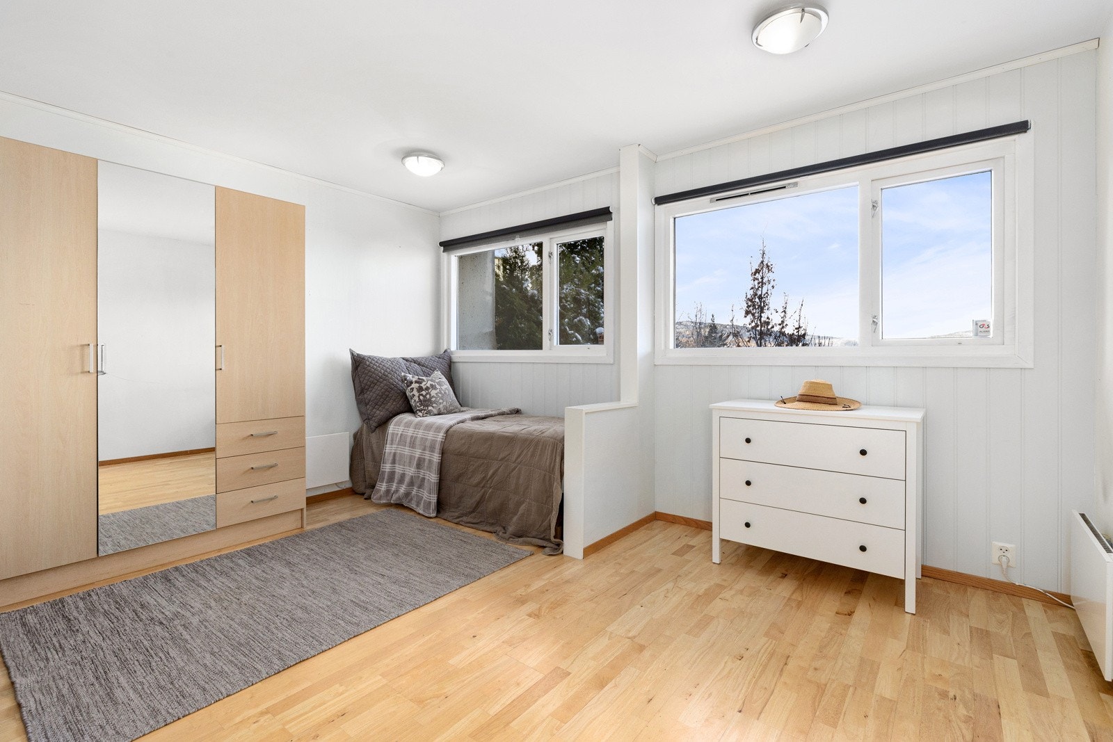 Det andre soverommet i underetasjen har opprinnelig vært to soverom. Dette kan enkelt tilbakeføres hvis man ønsker et ekstra soverom. Galleribilde