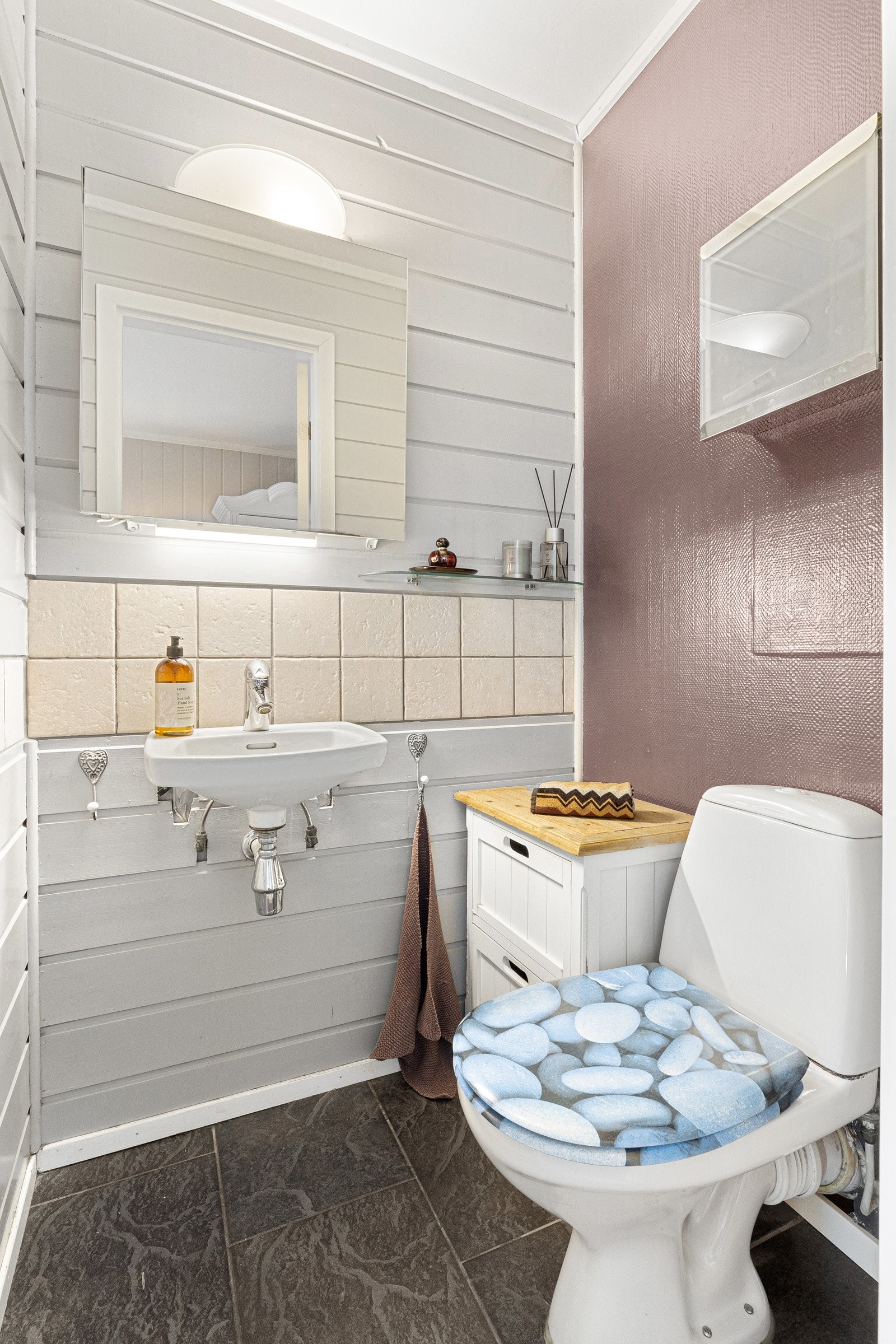 Praktisk toalettrom ved entréen med toalett og servant. Galleribilde