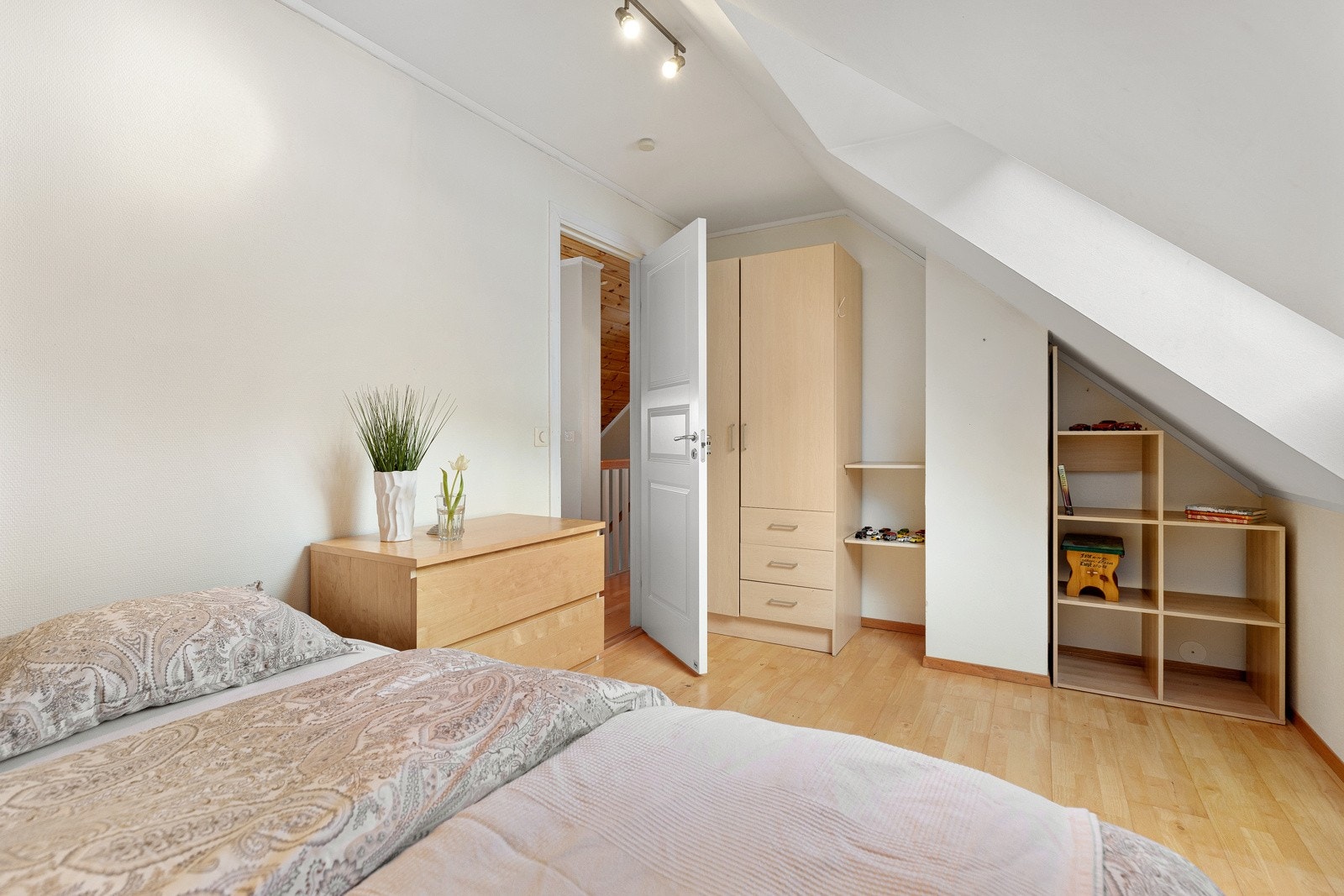 Begge har god plass til stor dobbeltseng, kommode og klesskap. Galleribilde