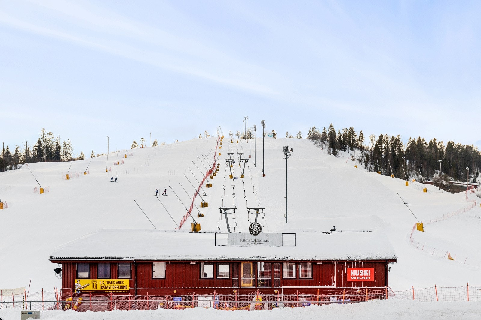 Ski in/out til Kirkerudbakken alpinanlegg med 6 nedfarter, barnebakke og terrengpark. Galleribilde