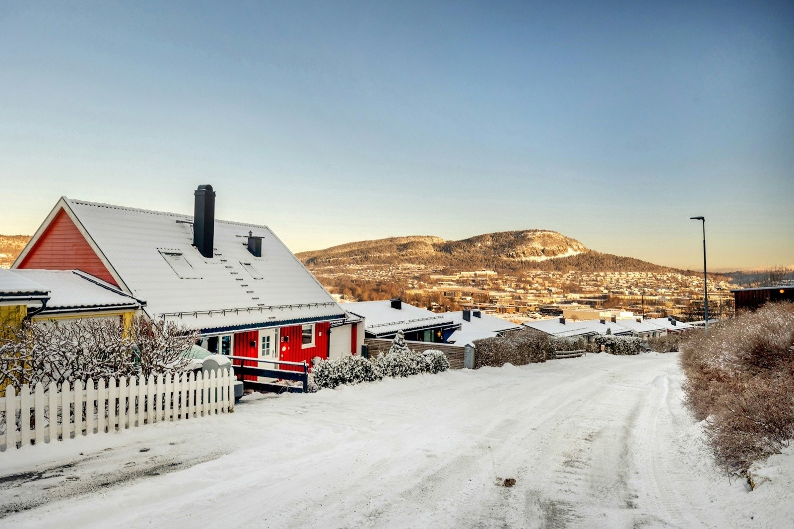 Garasje med elbillader og gode parkeringsmuligheter på tomten. Galleribilde