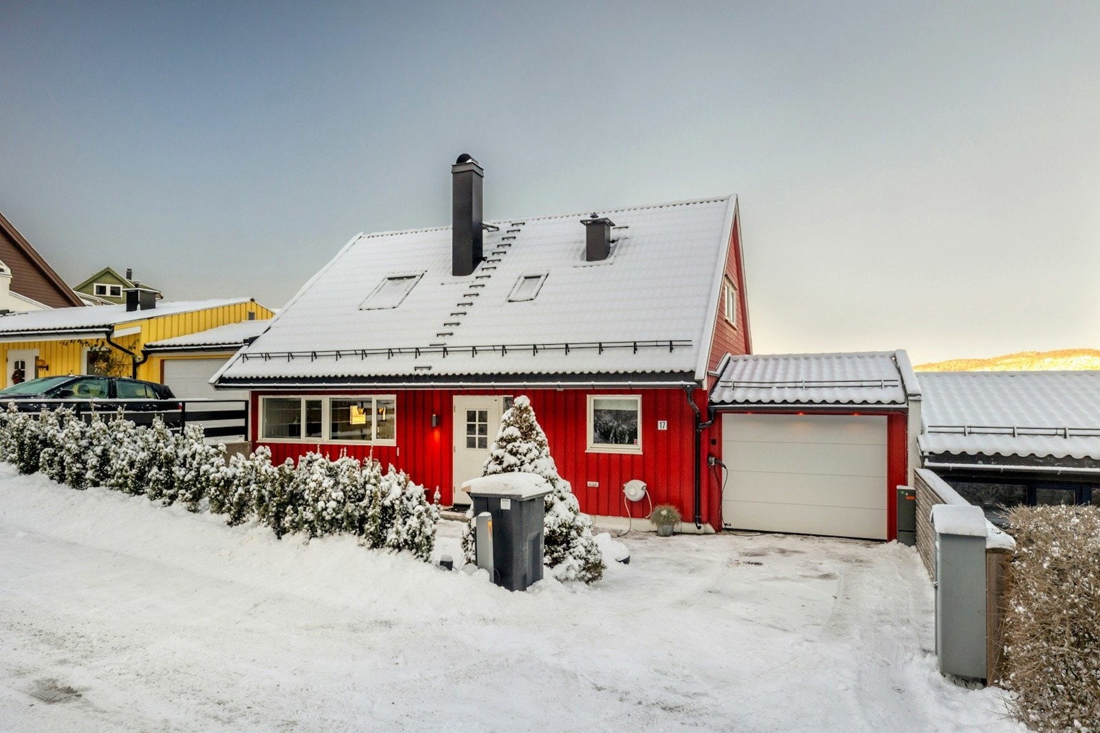 Garasje med elbillader og gode parkeringsmuligheter på tomten. Galleribilde