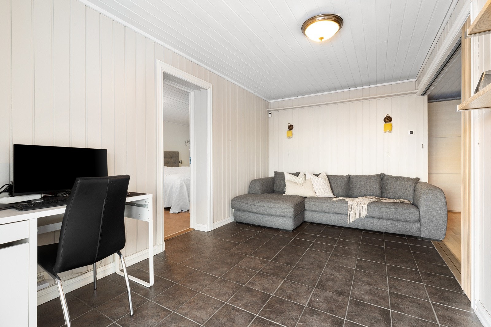 Stuen i underetasjen har god plass sofaløsning med tilhørende møblement og kontorhjørne. Galleribilde