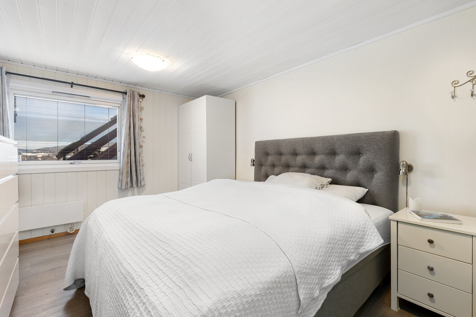 Lekkert hovedsoverom med god plass til stor dobbeltseng, nattbord og kommode. Galleribilde