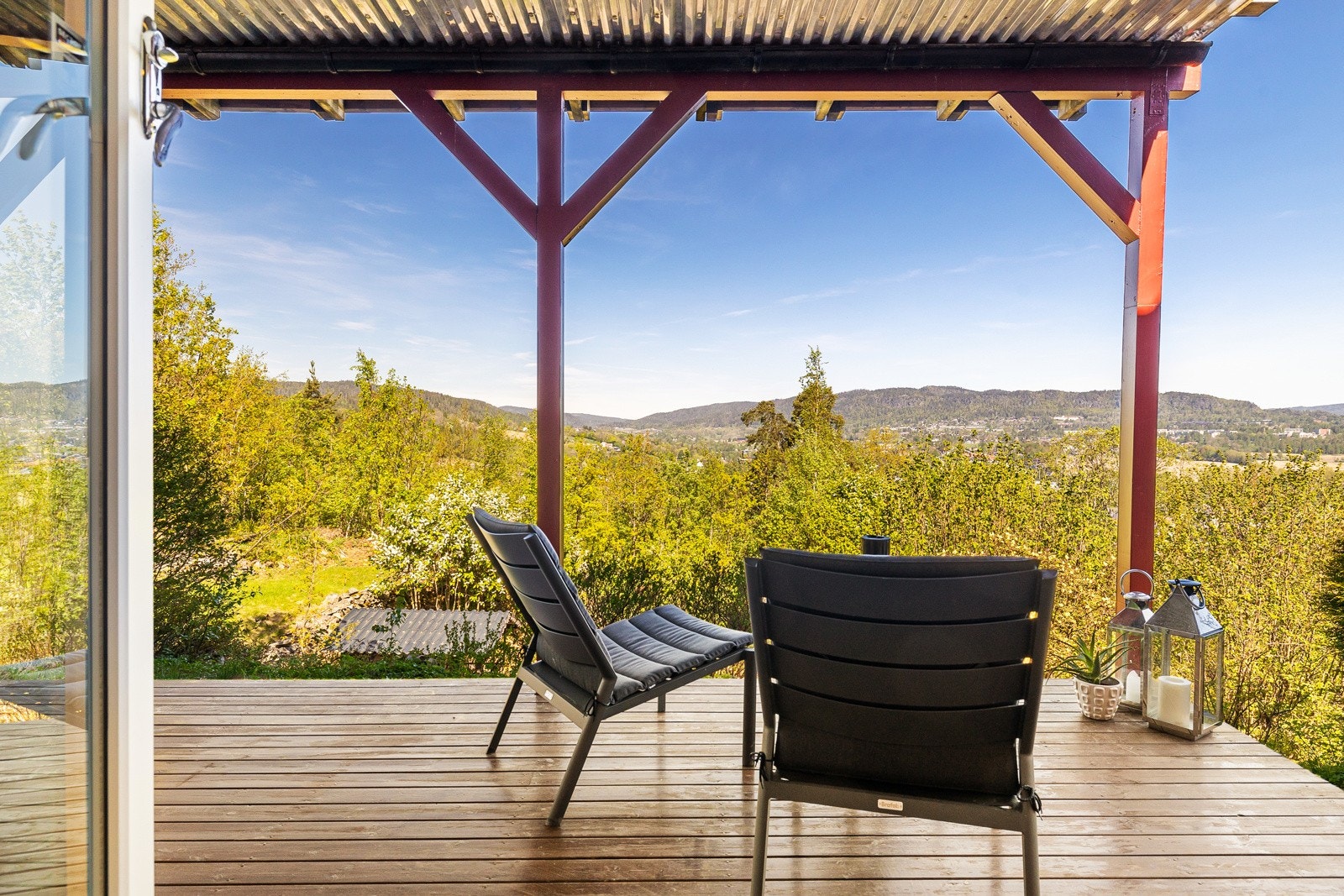 Fra kjellerstuen er det utgang til terrasse som videre fører ned i hagen Galleribilde