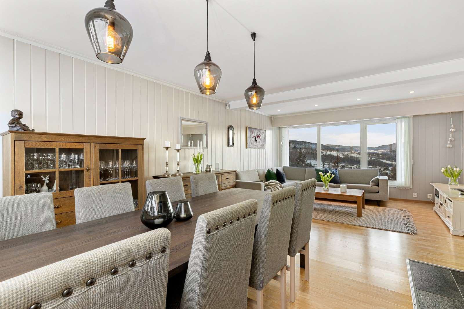 Lys og åpen stue med flere soner som gir gode møbleringsmuligheter. Galleribilde