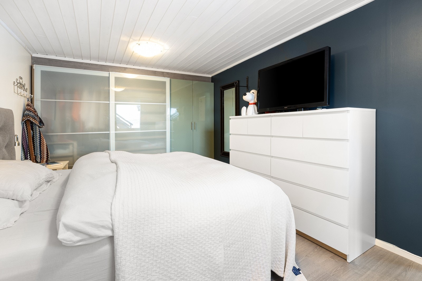 Rommet er innredet med stor skyvedørsgarderobe og flere garderobeskap som gir rikelig oppbevaringsplass. Galleribilde