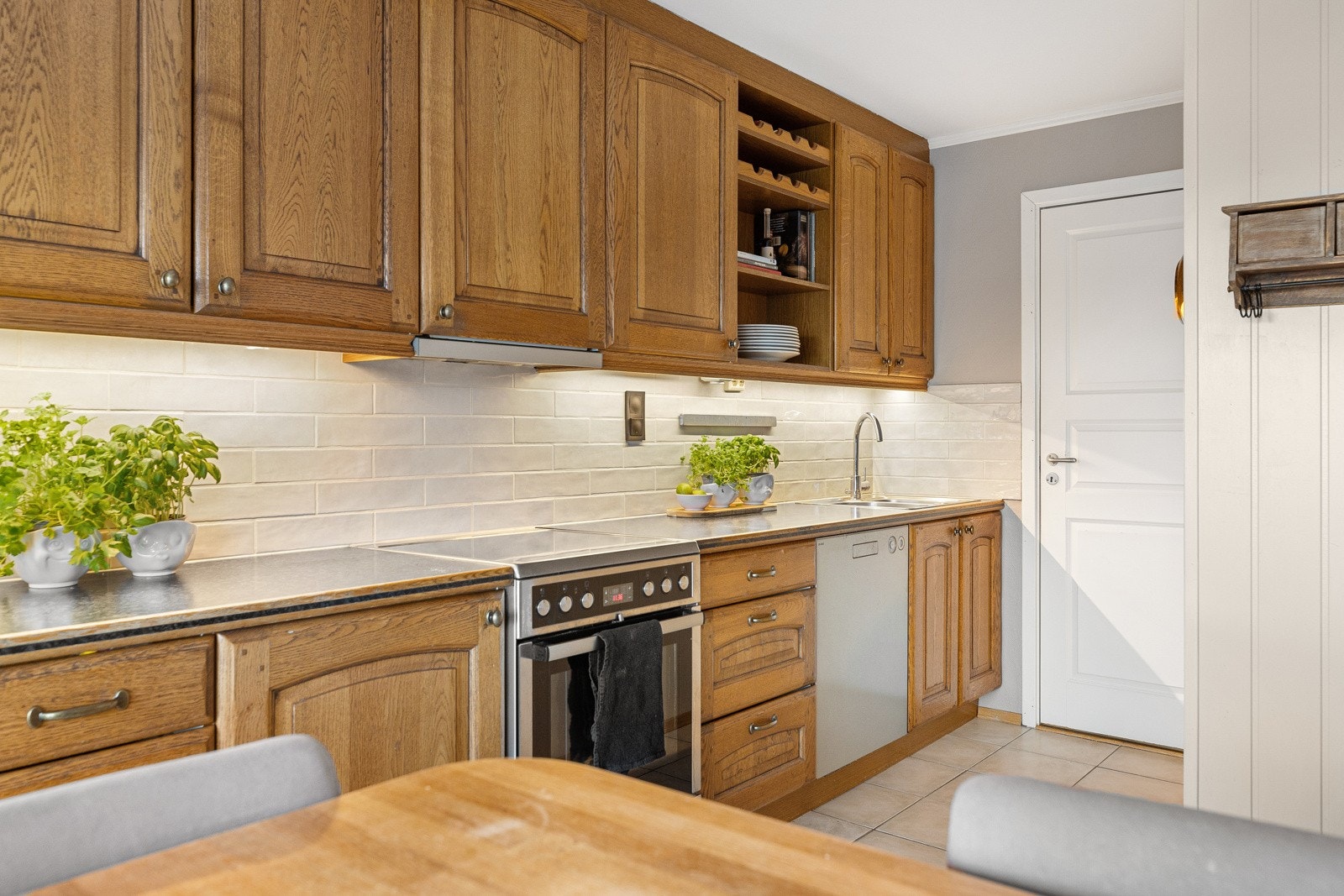 Kjøkkenet er designet med tanke på funksjonalitet og har godt med skap- og benkeplass. Galleribilde