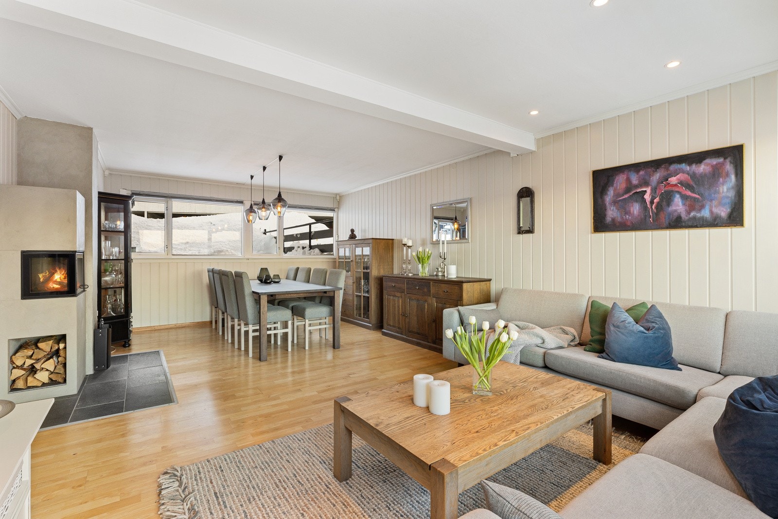 Boligen har en meget sosial planløsning med romslige, åpne rom. Galleribilde