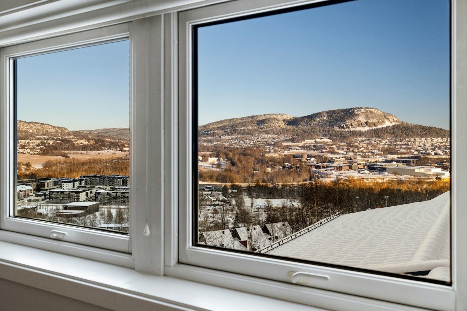 Fra flere rom i boligen har man fantatisk vidstrakt utsikt Galleribilde