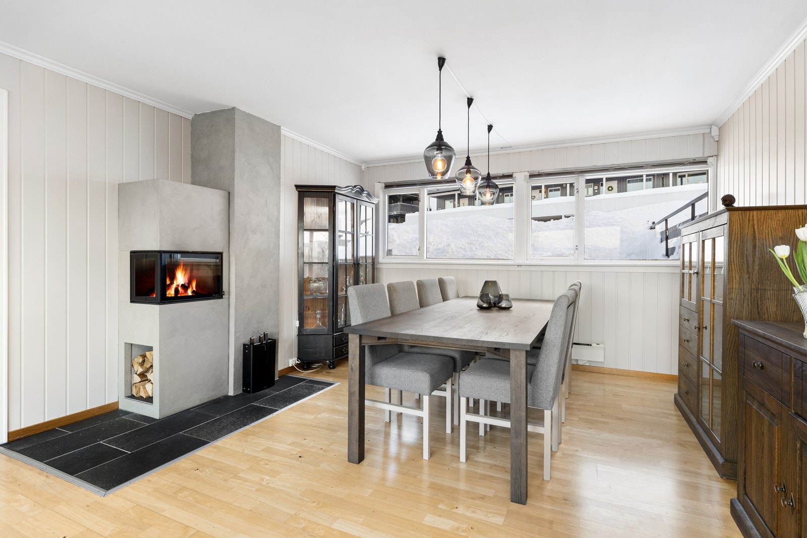 God plass til stort spisebord. Galleribilde