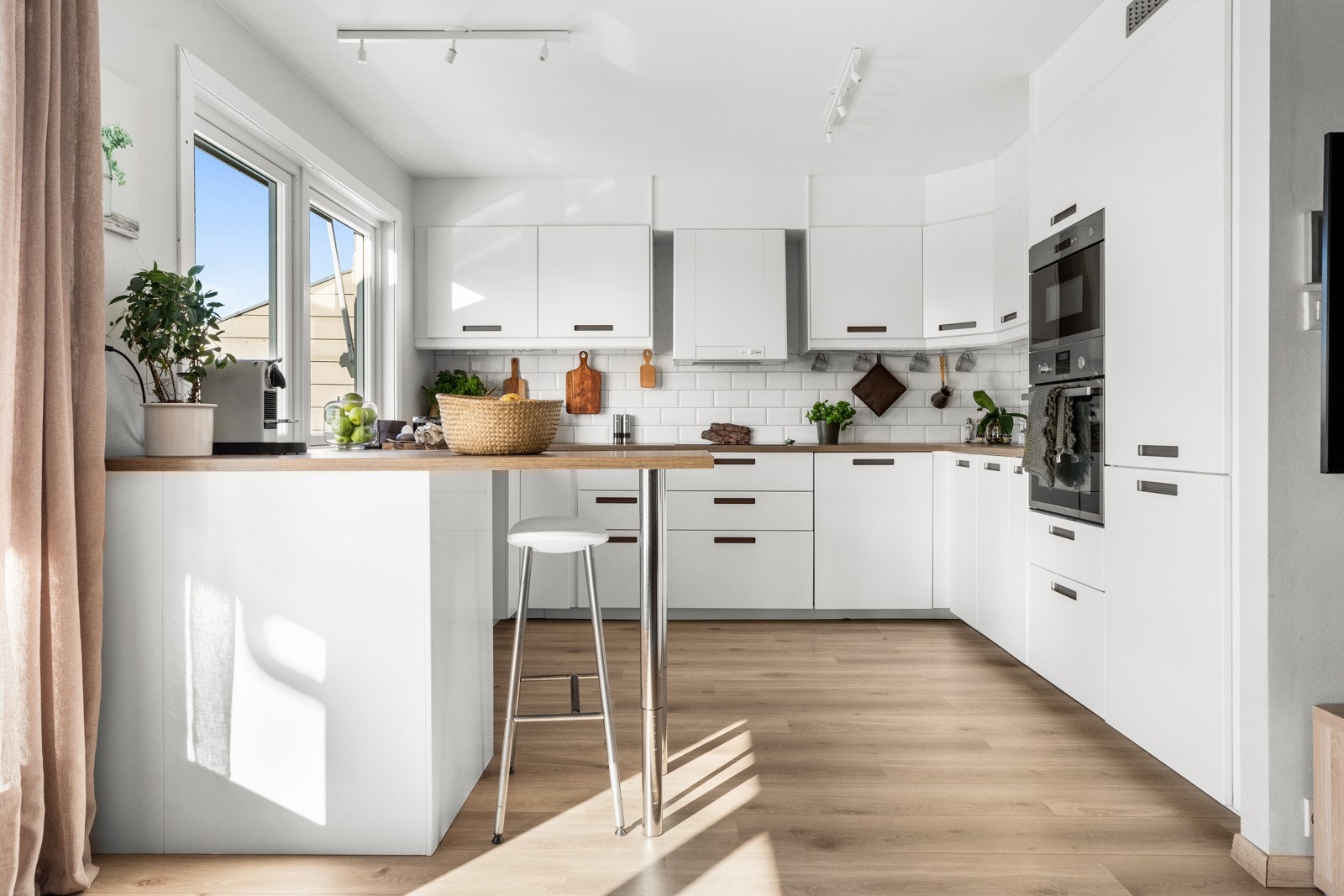 Moderne stort kjøkken i åpen løsning Galleribilde