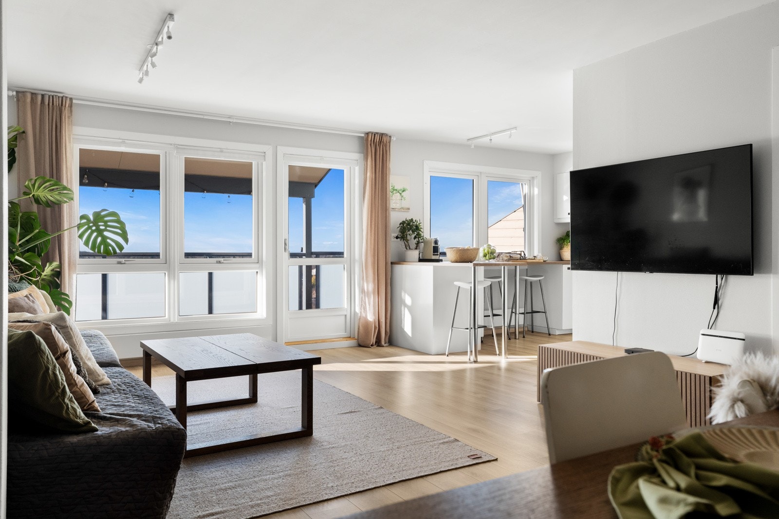 Store vindusflater og fantastisk planløsning Galleribilde