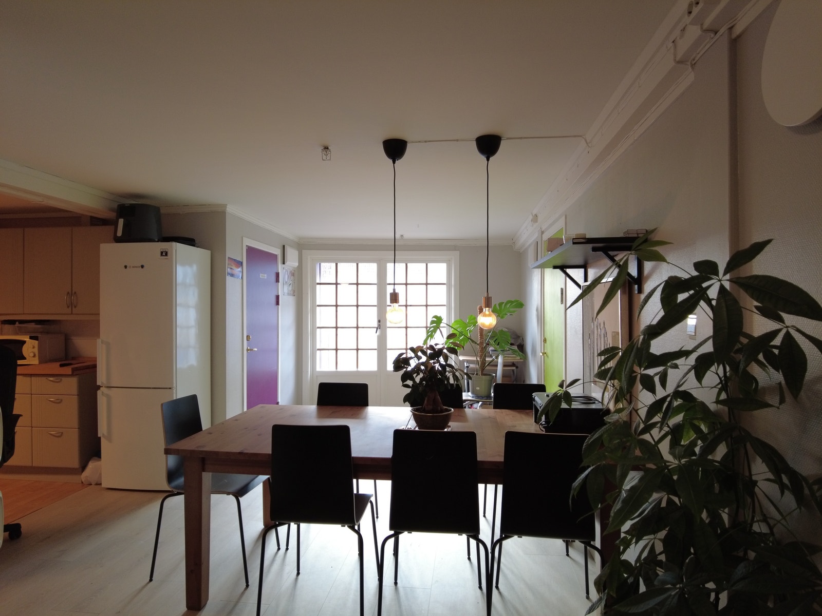 Felles spiseplass. Bofellesskapet har fine hyggelige samlingsplasser, stort kjøkken, 2 bad og 2 wc rom med servant. Spisebord og stoler. Nytt gulv på felles stue. Galleribilde