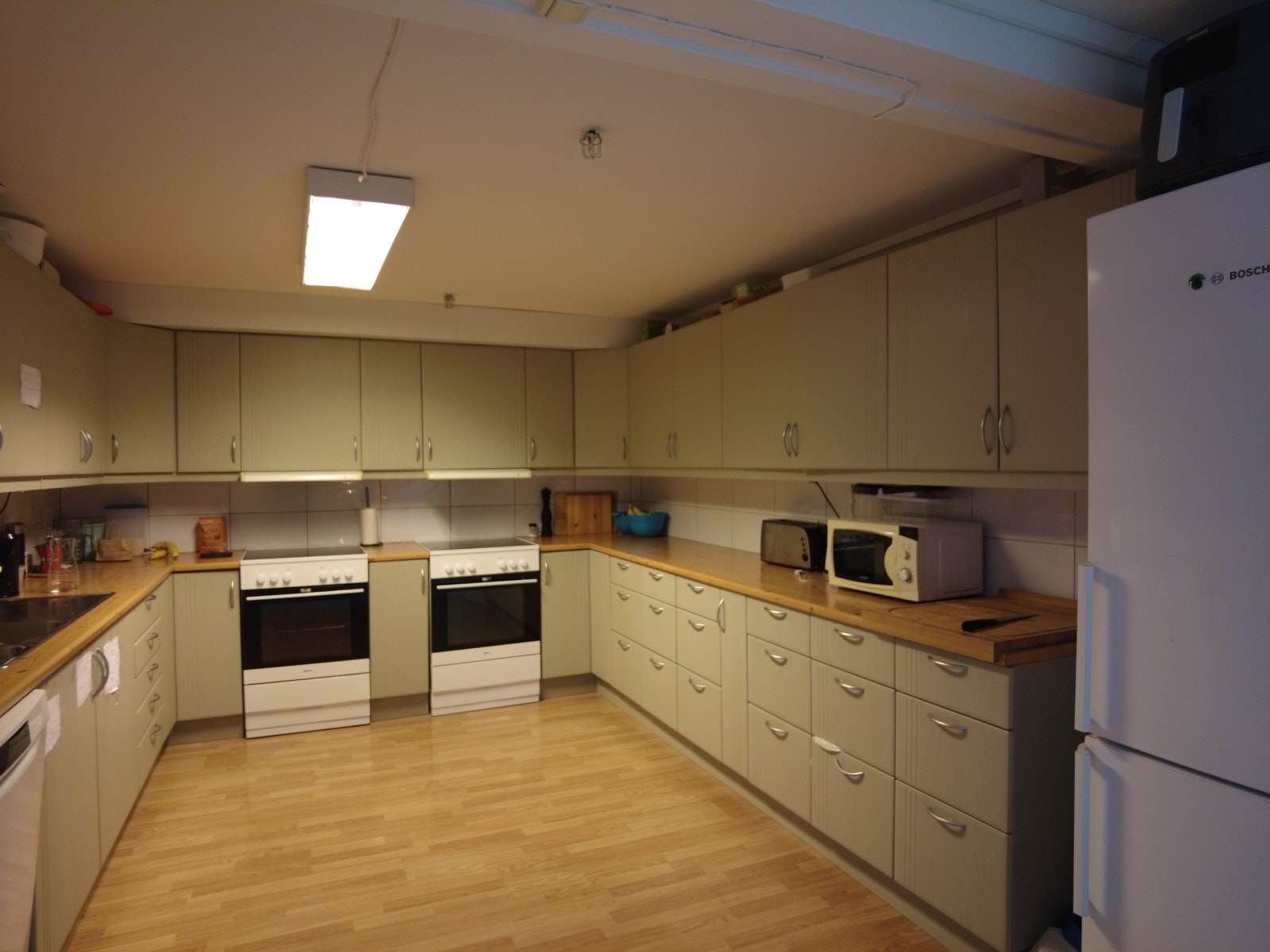 Felles kjøkken med stor kjøkkeninnredning med 2 komfyrer, flere kombiskap, oppvaskmaskin. Galleribilde