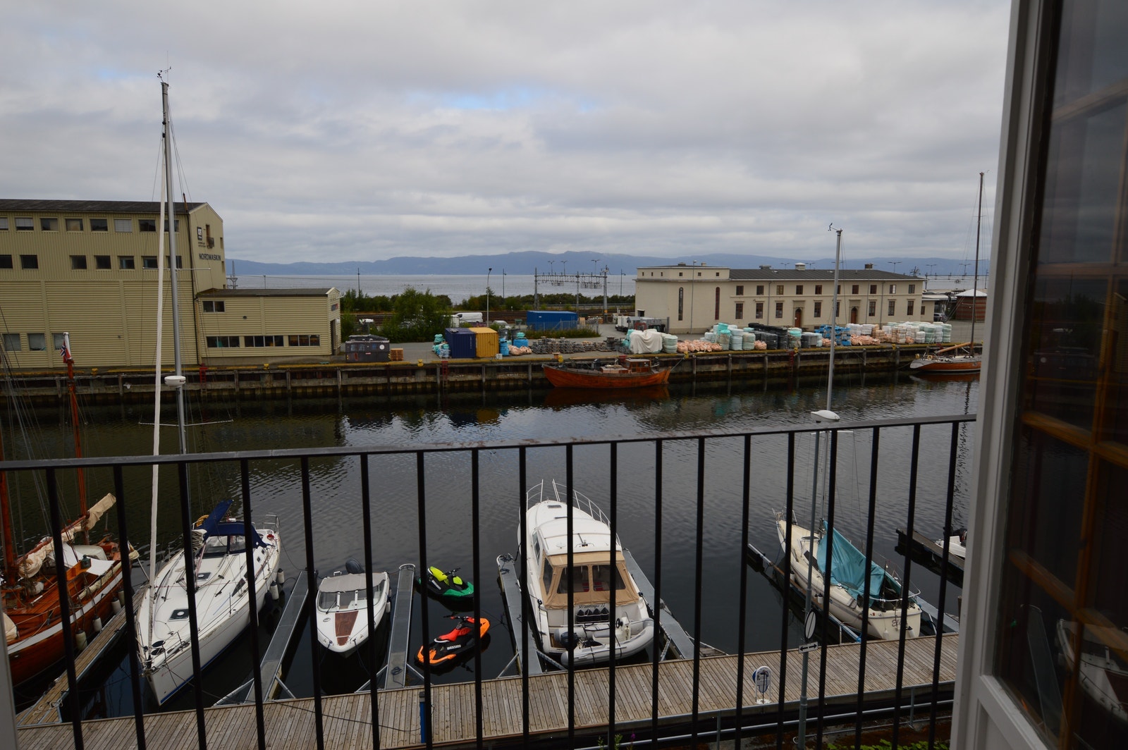 Hybler i 3.etasje i et pent bofellesskap med en kort gåtur unna midtbyen med alt av ønskede fasiliteter. Du har utsikt fra bokollektivet ned mot båtlivet i kanalen på den ene siden. Galleribilde