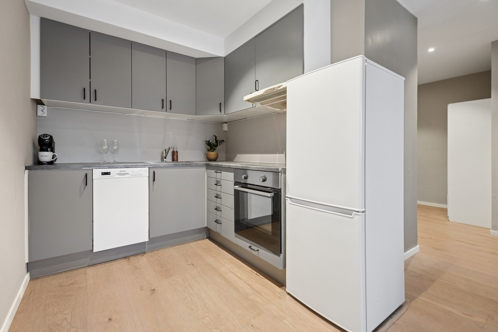 Pent kjøkken med godt med skap- og benkeplass. Galleribilde