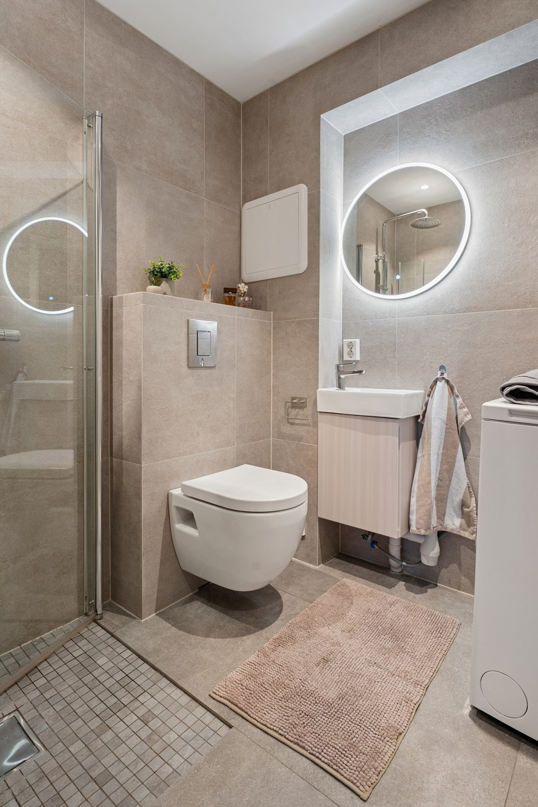 Badet har varmekabler i gulv og opplegg for vaskemaskin. Galleribilde