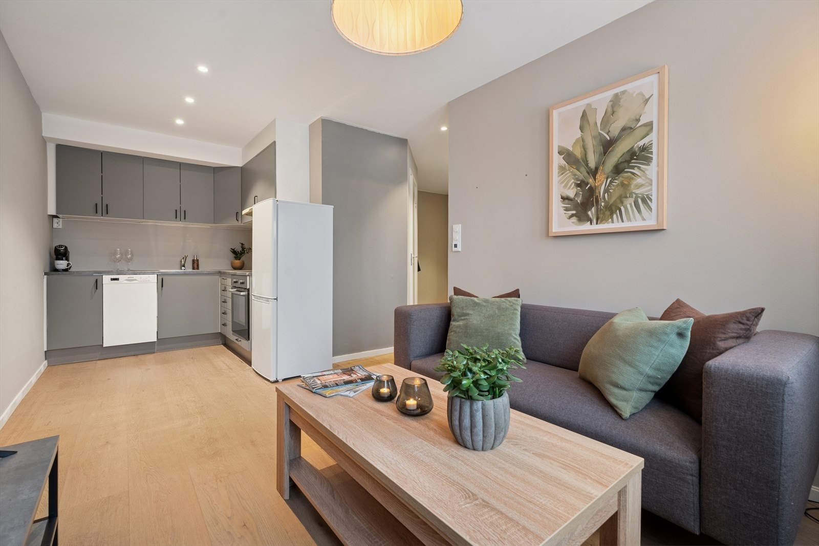 Stue og kjøkken i praktisk, åpen løsning. Galleribilde