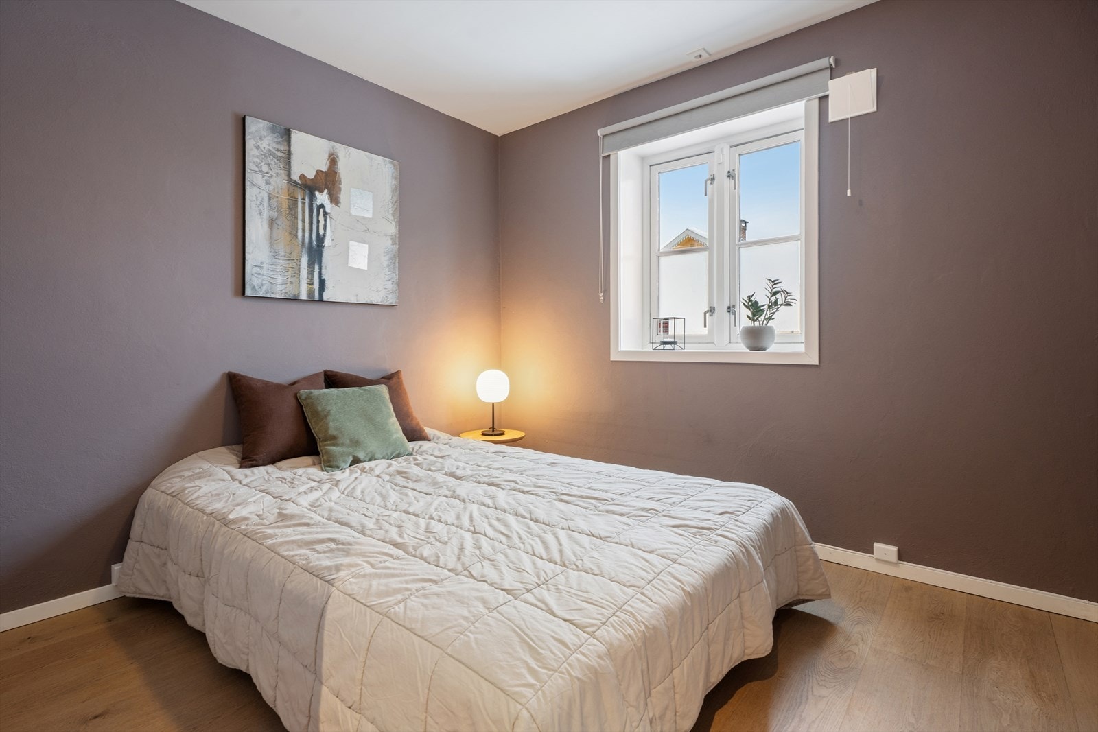 Soverommet har god plass til dobbeltseng og tilhørende møblement. Galleribilde