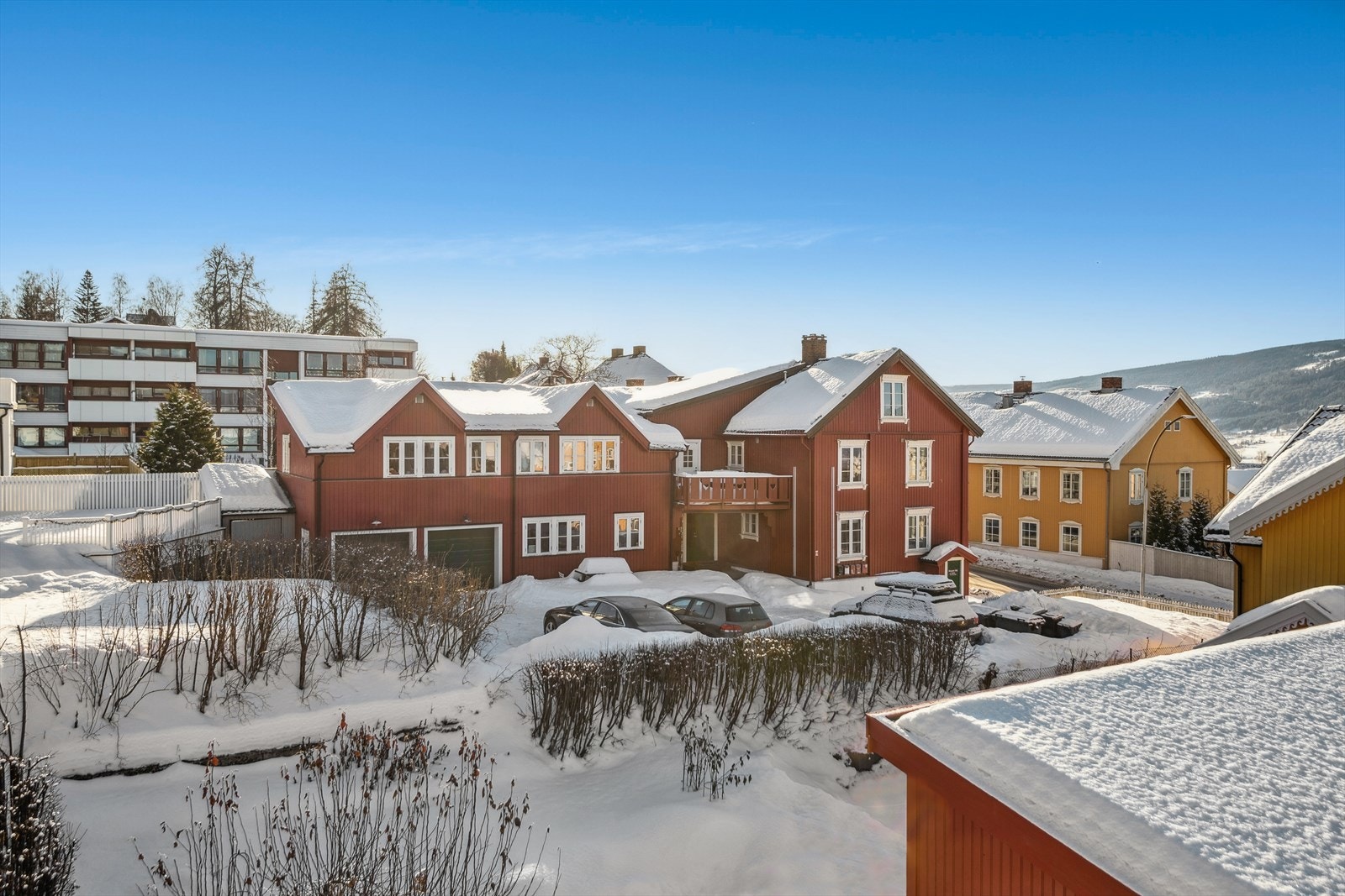 Leiligheten ligger i tilbygget del fra 1990, med en skjermet beliggenhet. Galleribilde