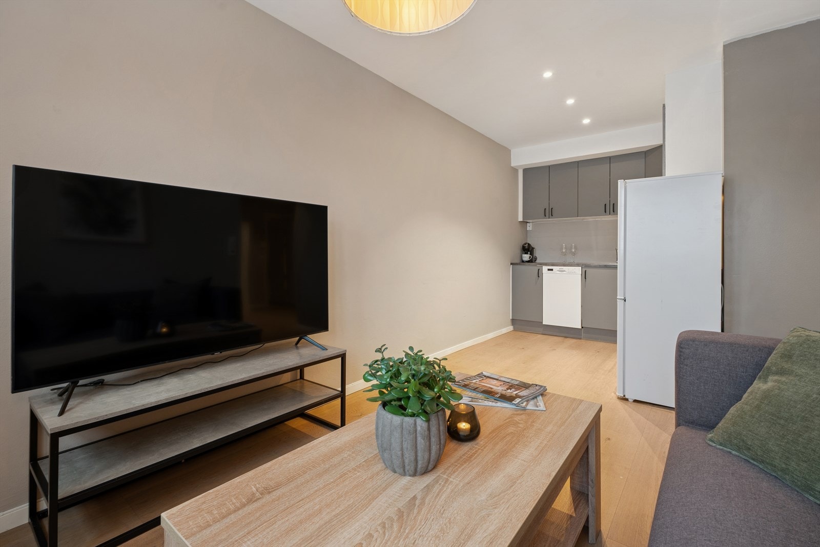 Mellom stue og kjøkken er det plass til et lite spisebord. Galleribilde