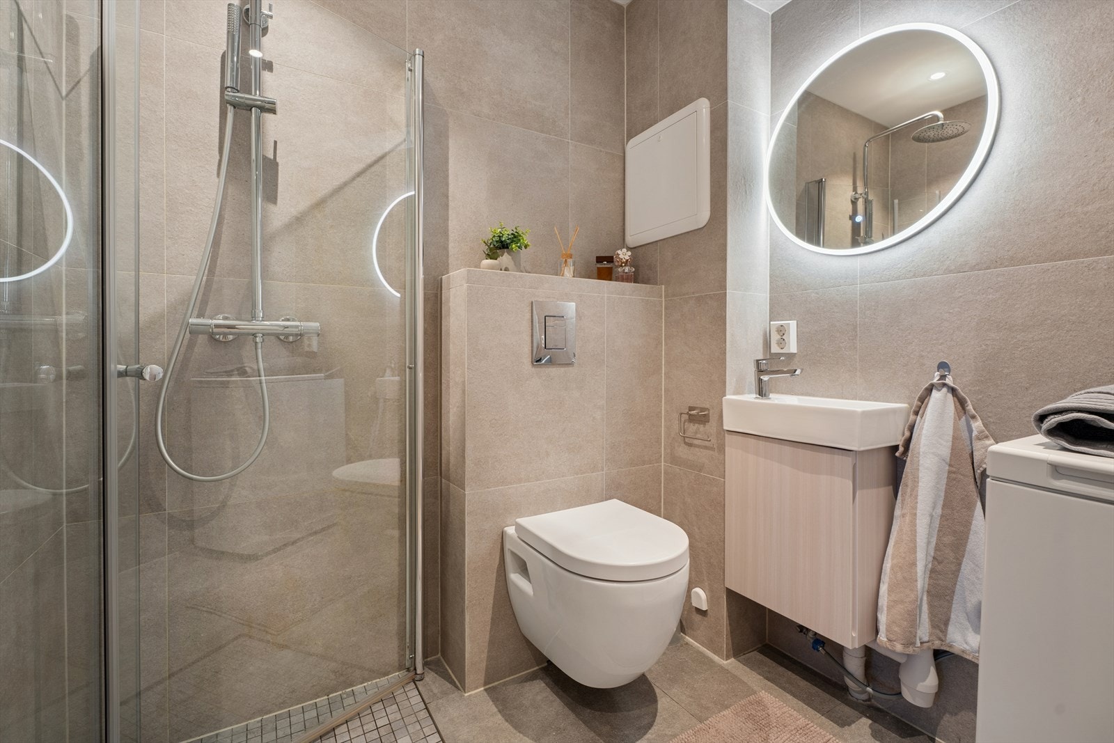 Lekkert, flislagt baderom som ble pusset opp i 2023. Galleribilde