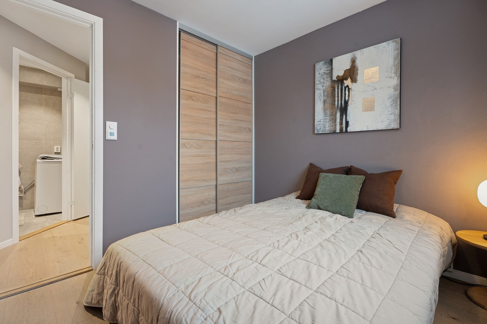 Det er også garderobeskap med skyvedører. Galleribilde