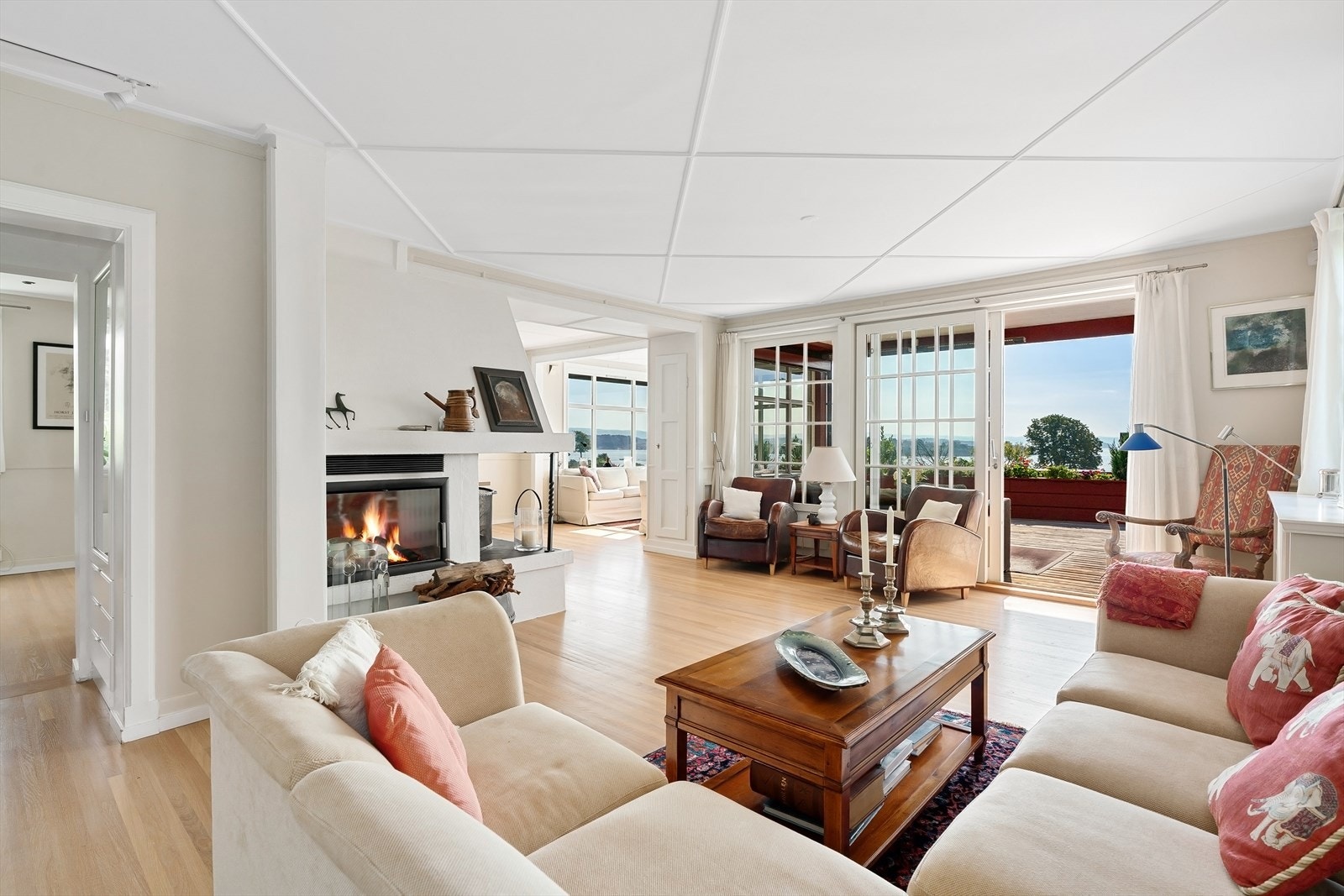 Utgang fra stue til stor og herlig terrasse Galleribilde