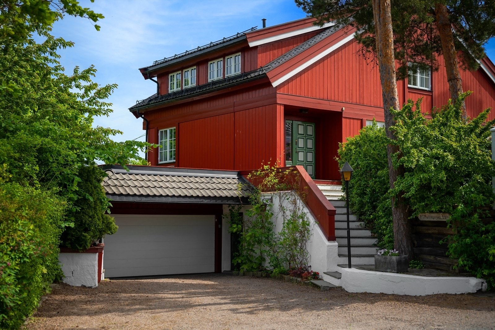 Garasje samt biloppstilling på egen tomt Galleribilde