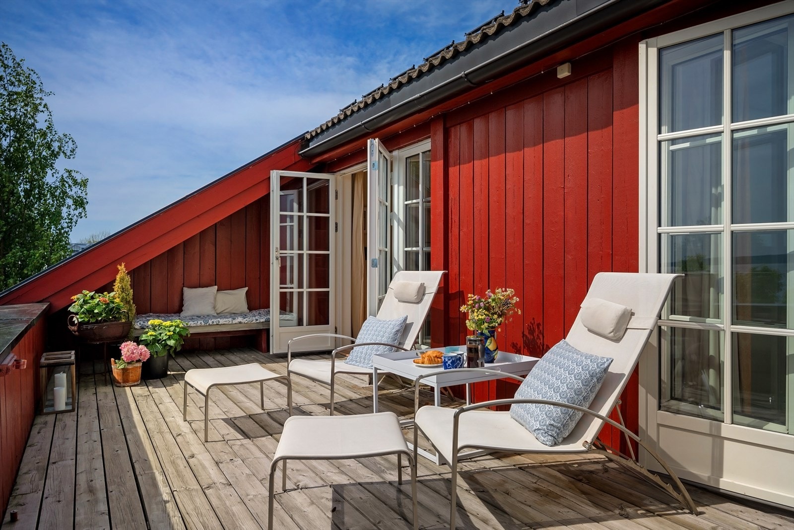 Balkongen ligger skjermet og lunt til Galleribilde