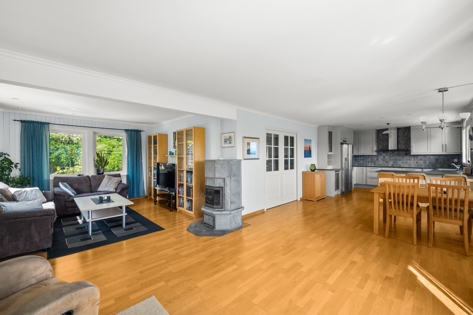 Hyggelig vinkelstue gir gode muligheter for møblering. Galleribilde