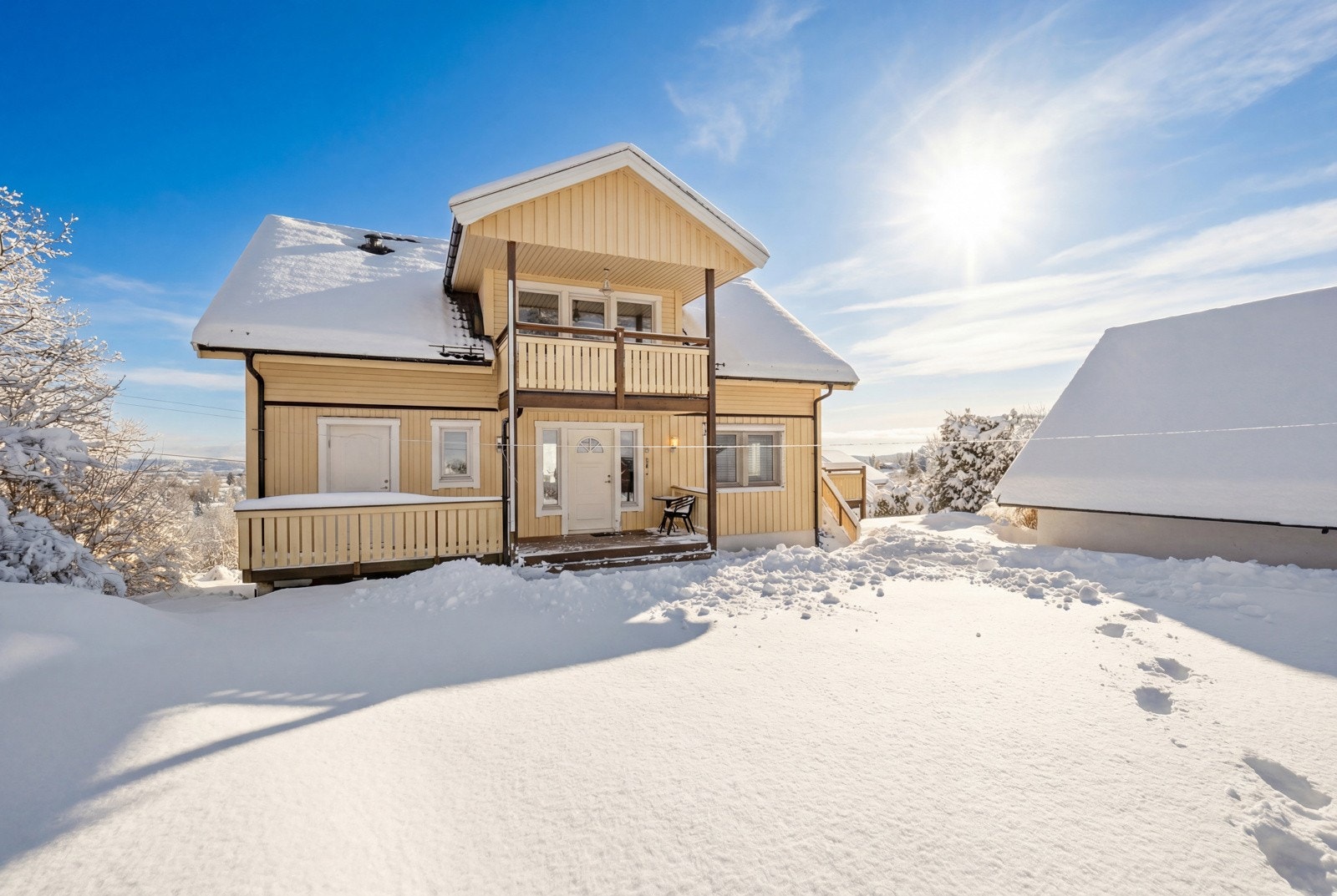 Fin usjenert hage og inngangsparti. Galleribilde