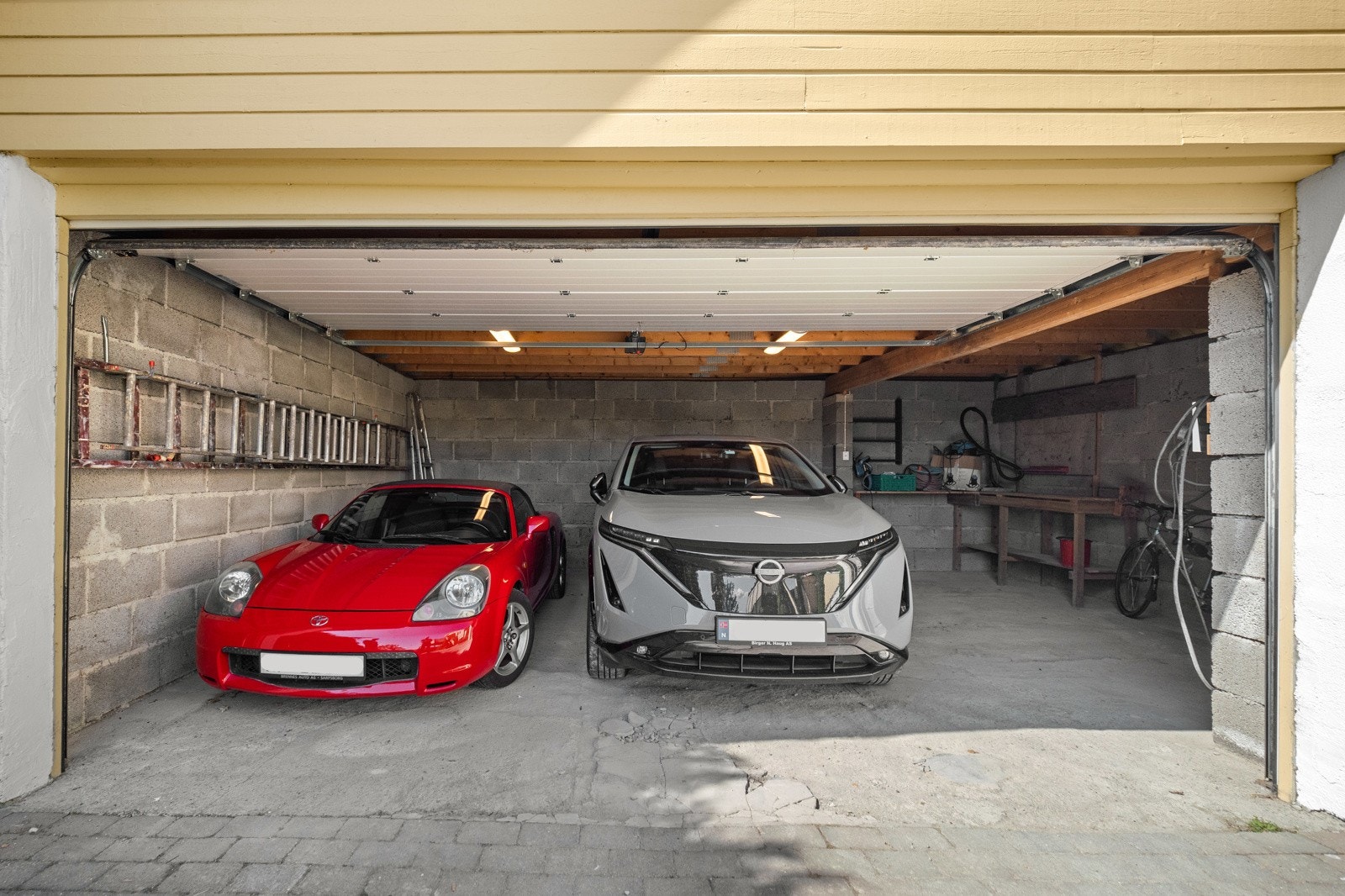 Romslig og god dobbelgarasje. Galleribilde