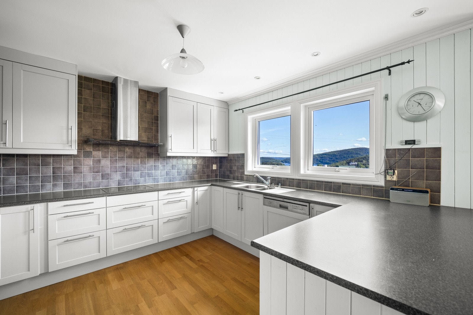 Romslig plass med god benkeplass. Galleribilde