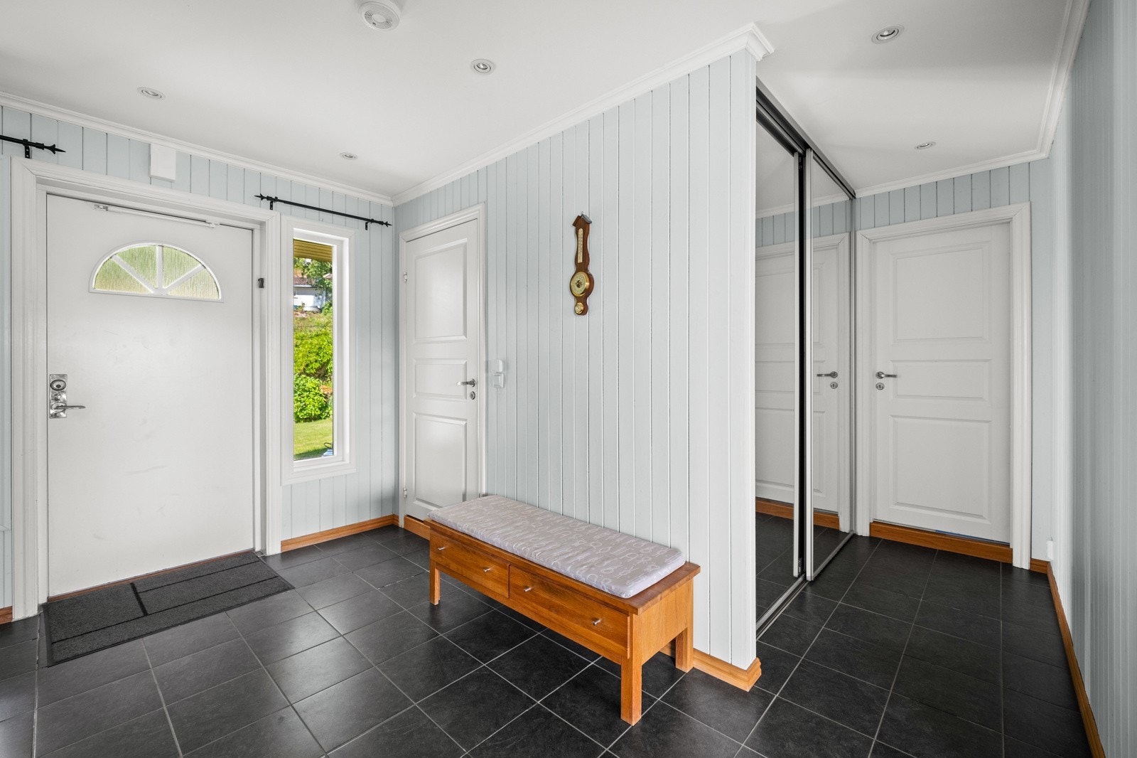 Da ønsker vi velkommen inn! Romslig entre/hall med garderobeløsning. Galleribilde