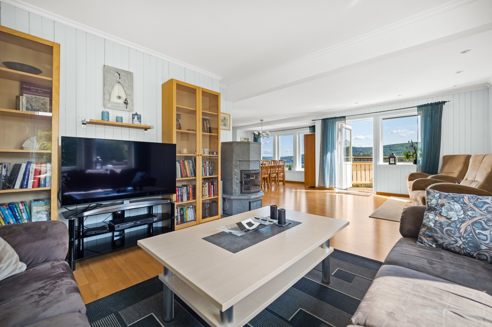 Salongdel og tv-stue. Galleribilde