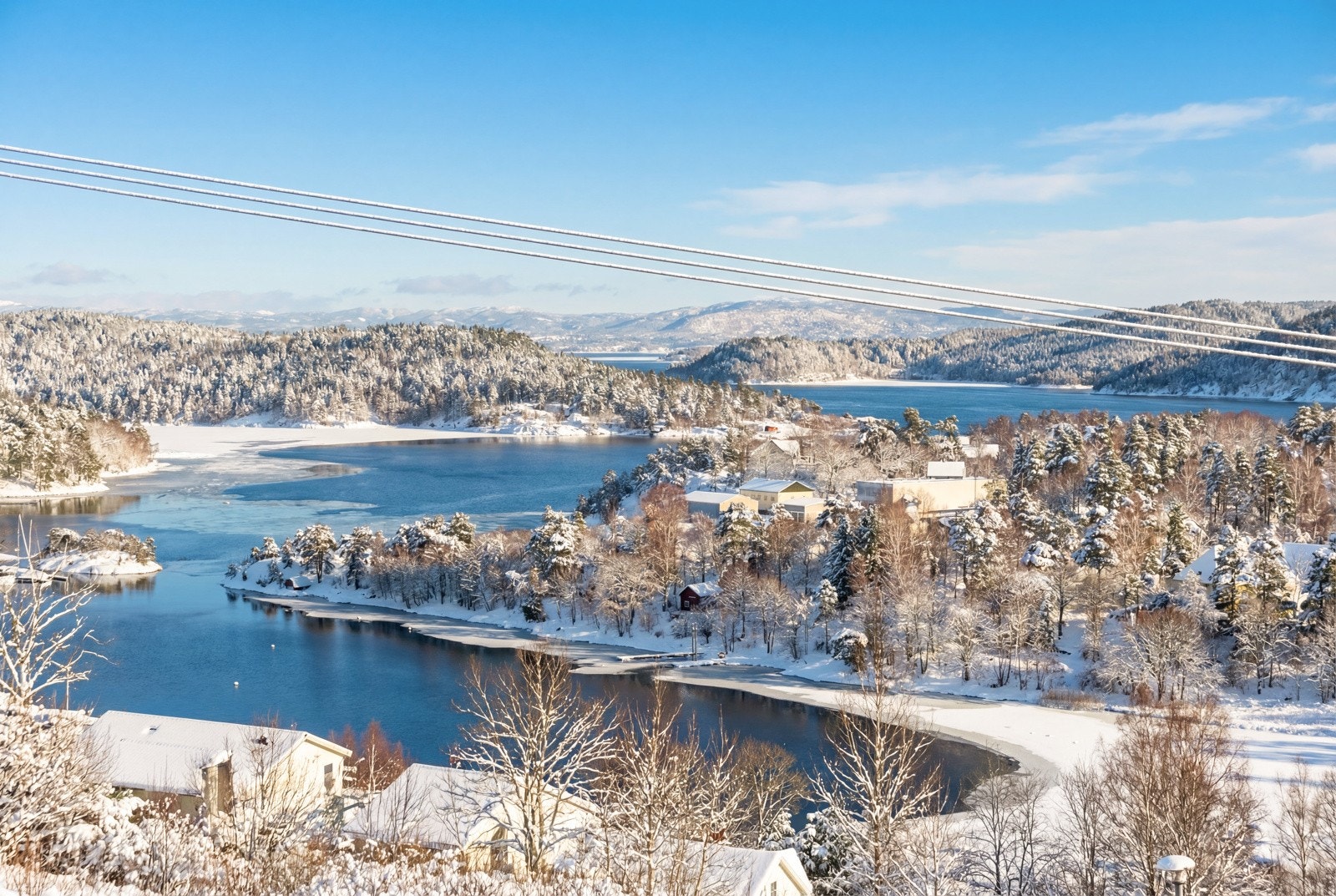 Eiendommen ligger med kort gangavstand til skoler. Galleribilde